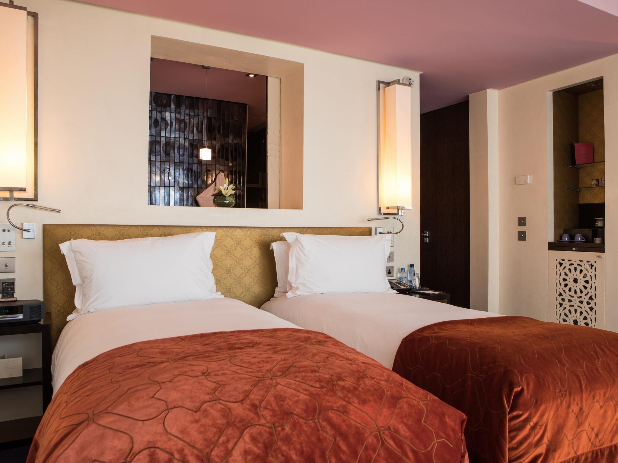Habitación superior, 2 camas individuales, vista a la ciudad | Ropa de cama de alta calidad y minibar 