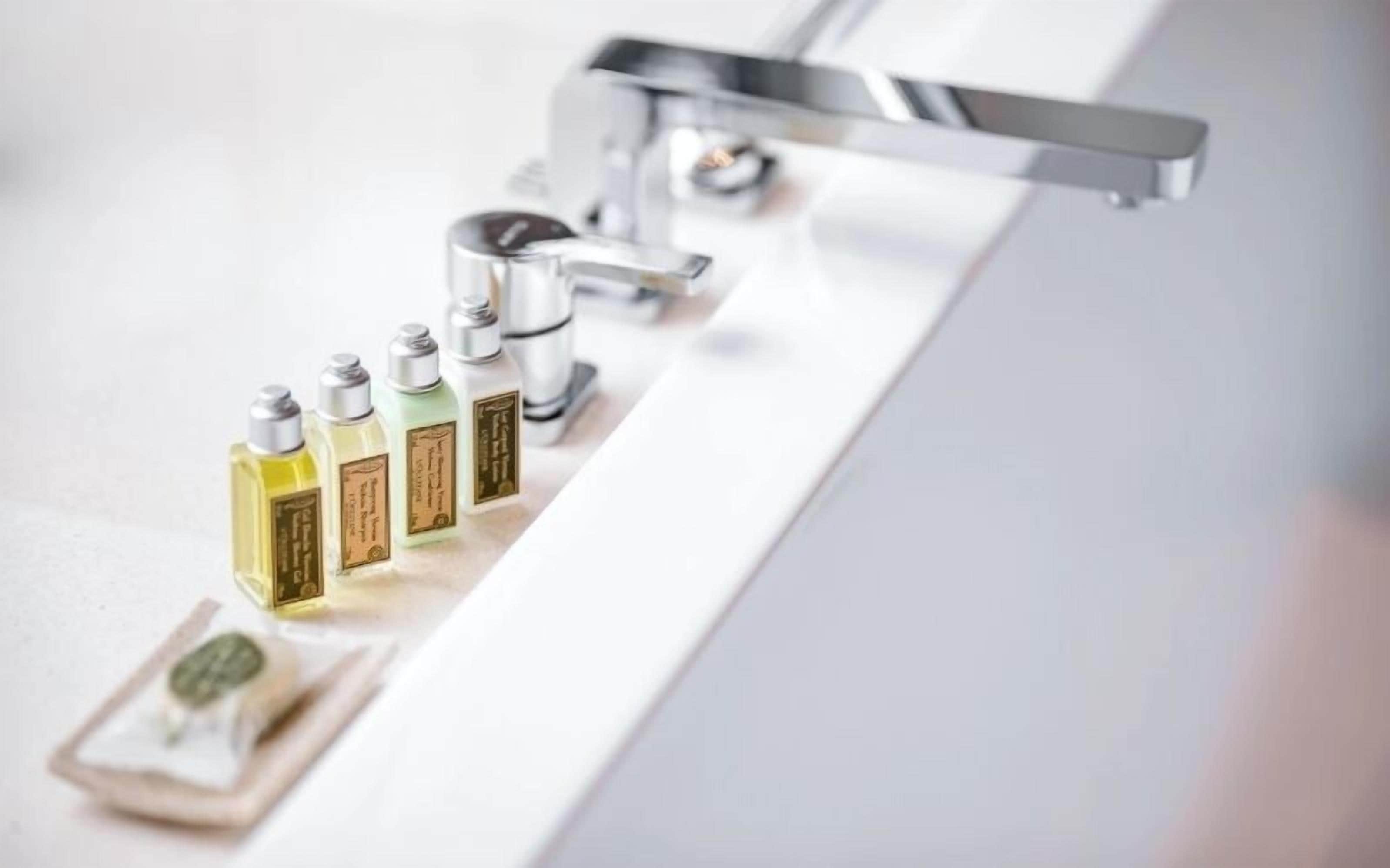 g70 rhombus suite | bathroom | free toiletries, hair dryer, bidet, towels