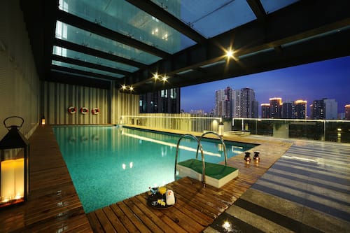 Una piscina al aire libre (de 10:00 a 21:00), sombrillas, tumbonas