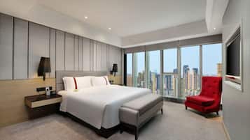 G90 Luxury Family Two-Bedroom Suite | Living area | TV