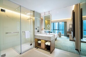Ropa de cama de alta calidad, cubrecamas y minibar 
