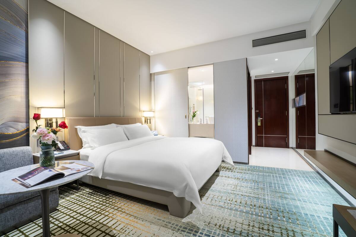 Ropa de cama de alta calidad, edredones de plumas, minibar y caja fuerte