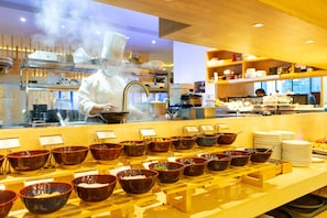 Daily buffet breakfast (CNY 100 per person)