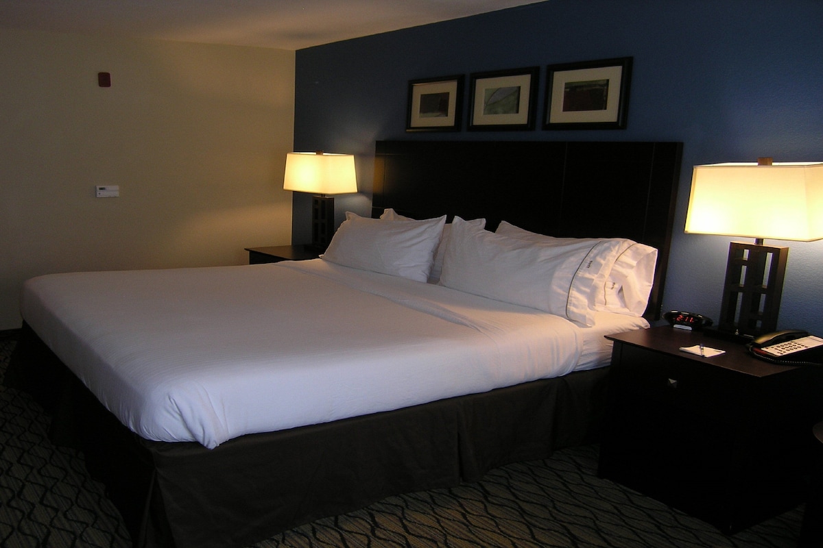 In-room safe, desk, iron/ironing board, cribs (free)