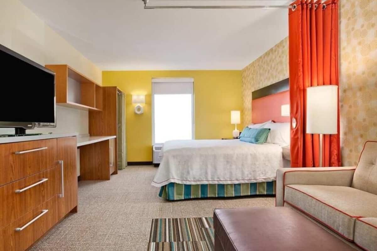 Ropa de cama de alta calidad, camas con pillow-top y escritorio