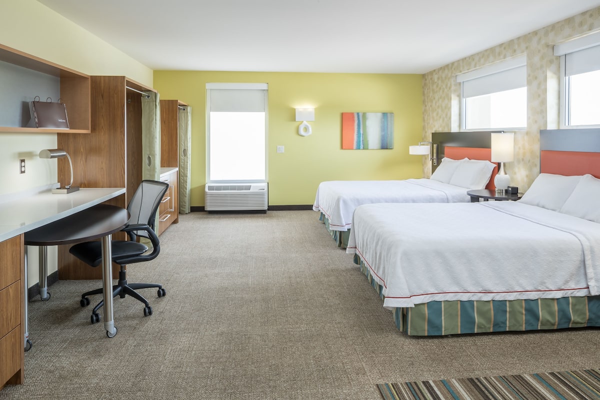 Ropa de cama de alta calidad, camas con pillow-top y escritorio