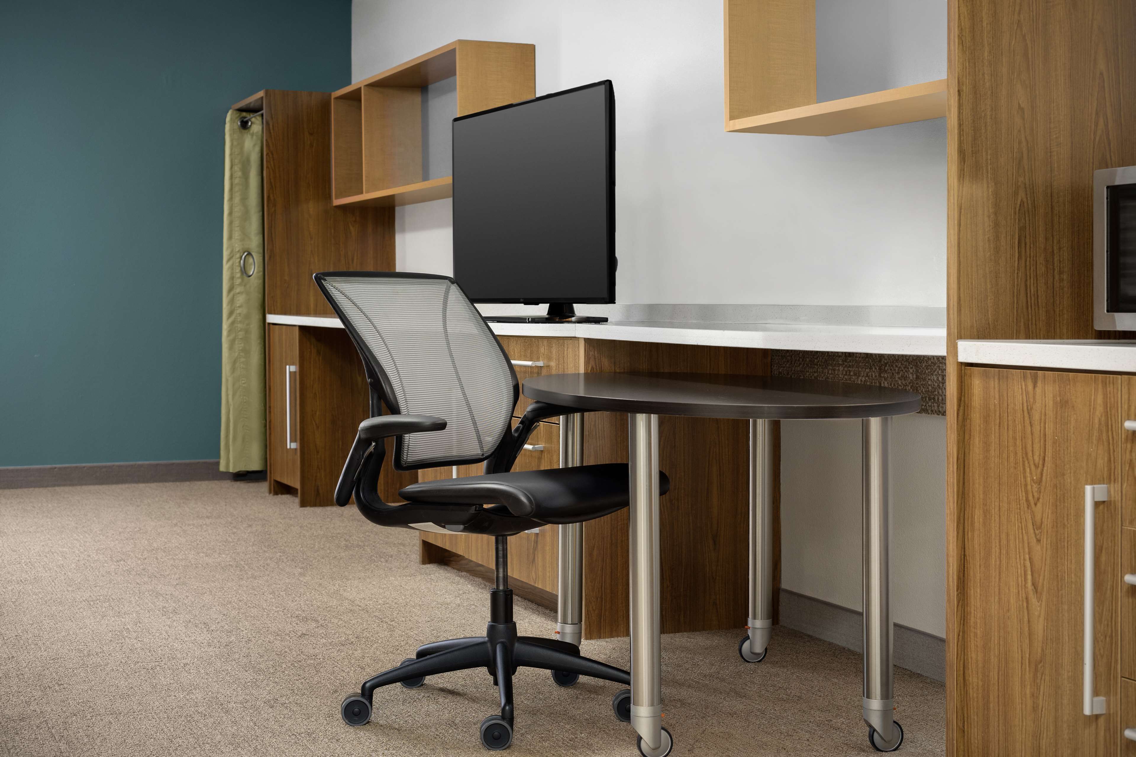 premium bedding, pillow-top beds, desk, free cots/infant beds