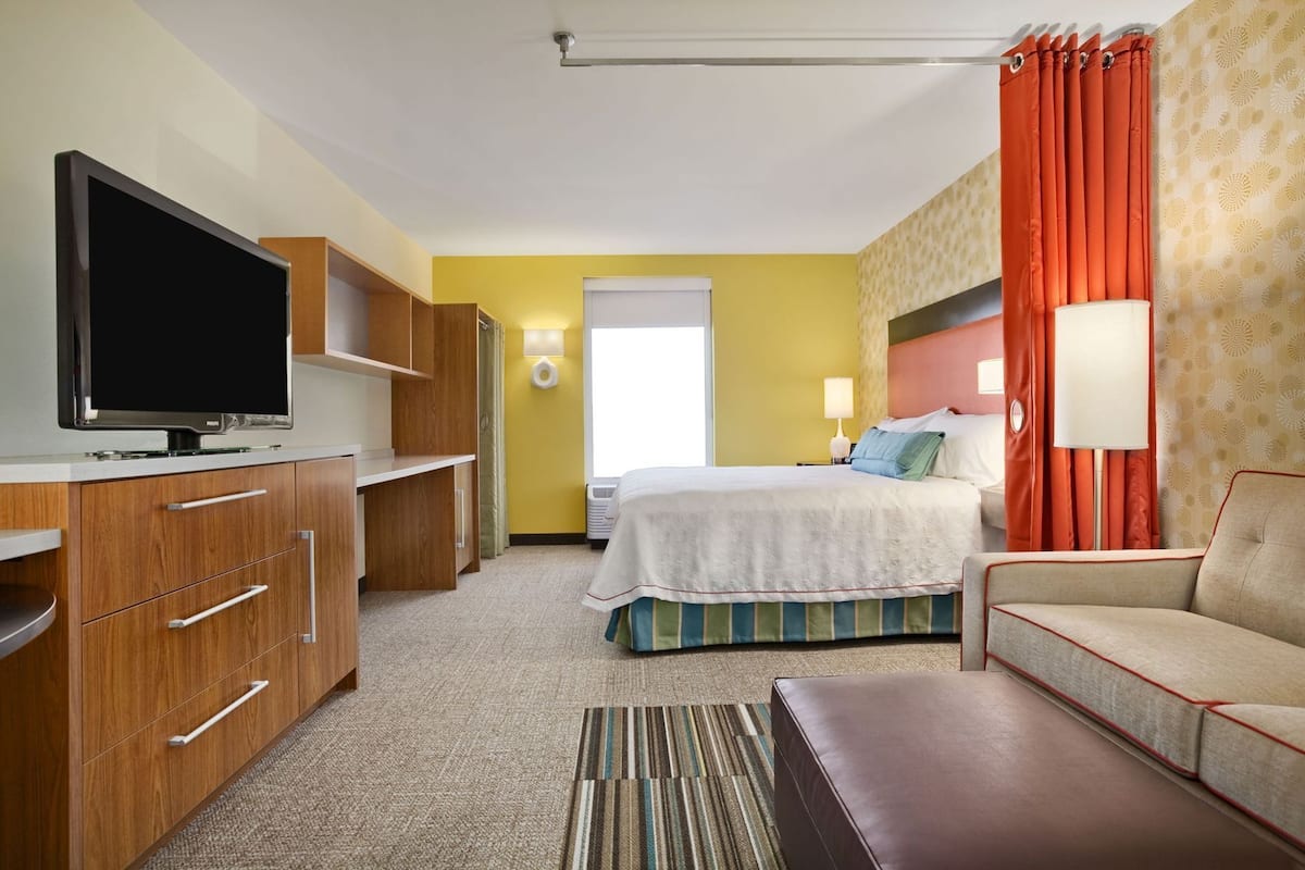 Ropa de cama de alta calidad, camas con pillow-top y escritorio