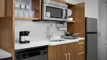 Full-size fridge, microwave, stovetop, dishwasher