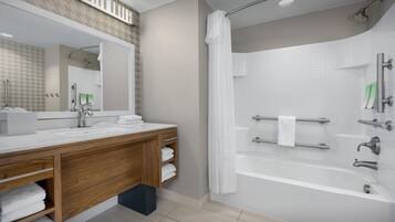 Un baño moderno con tocador doble, bañera y ducha.