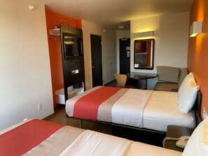 Huone, 2 parisänkyä, tupakointi kielletty | Työpöytä, kannettavalle tietokoneelle sopiva työtila, ilmainen Wi-Fi