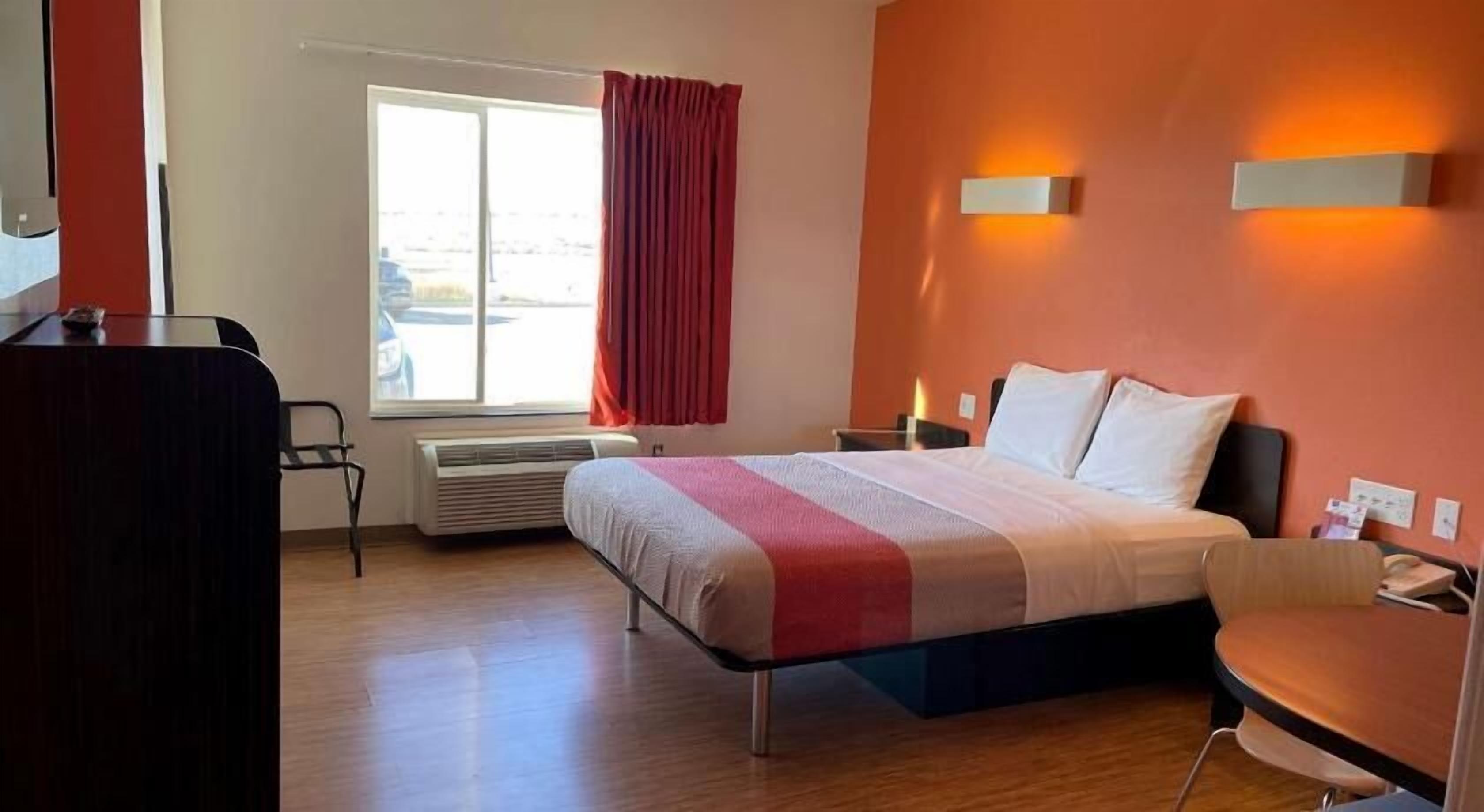 Desk, laptop workspace, free WiFi, bed sheets