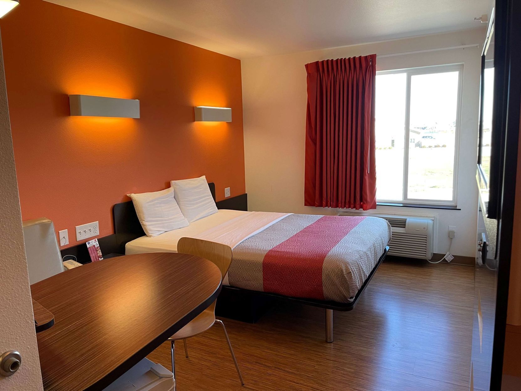 Desk, laptop workspace, free WiFi, bed sheets