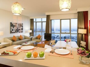 Desk, blackout drapes, free WiFi, bed sheets - ibis Abu Dhabi Gate (Abu Dhabi)