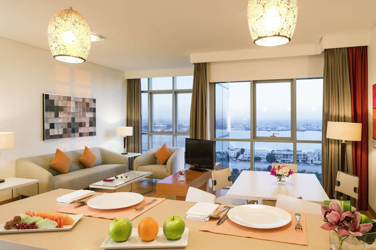 1 phòng ngủ, bàn, màn/rèm cản sáng