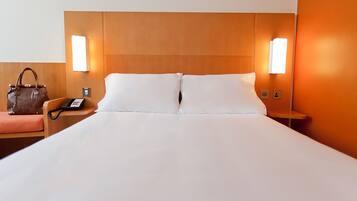 Schreibtisch, VerdunkelungsvorhÀnge, kostenloses WLAN, BettwÀsche