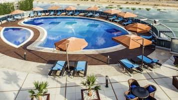 Piscine extérieure, parasols de plage, chaises longues