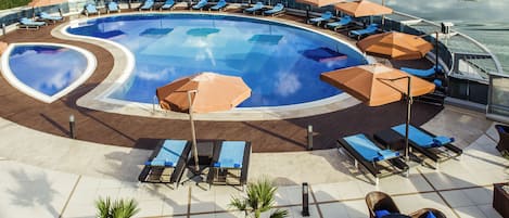 Piscina externa, guarda-sóis, espreguiçadeiras