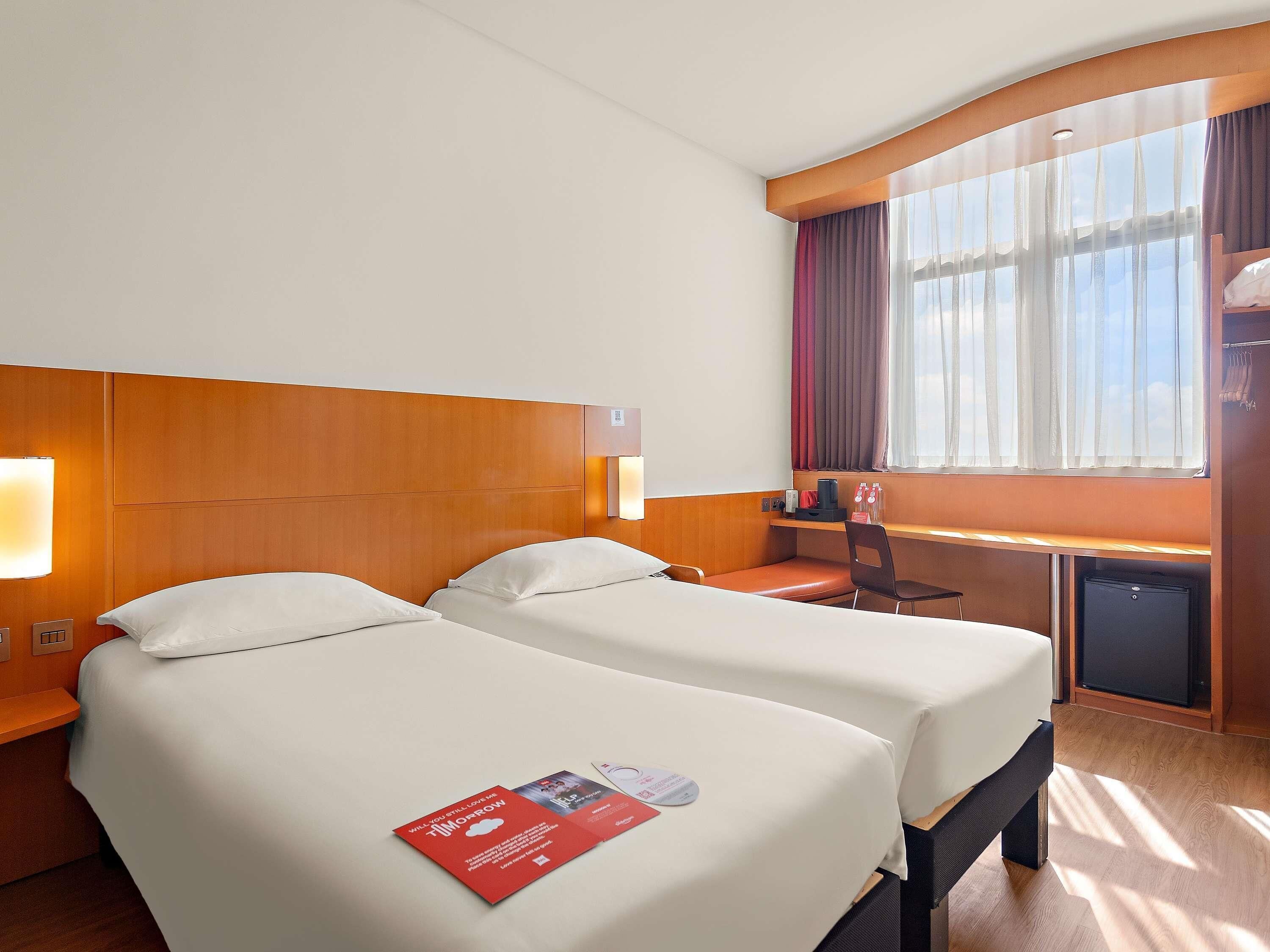Desk, blackout curtains, free WiFi, bed sheets
