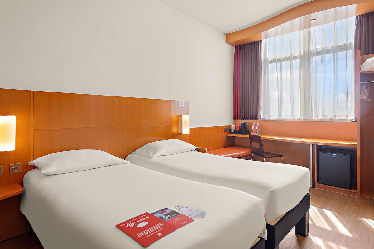 Bureau, rideaux occultants, Wi-Fi gratuit, draps fournis