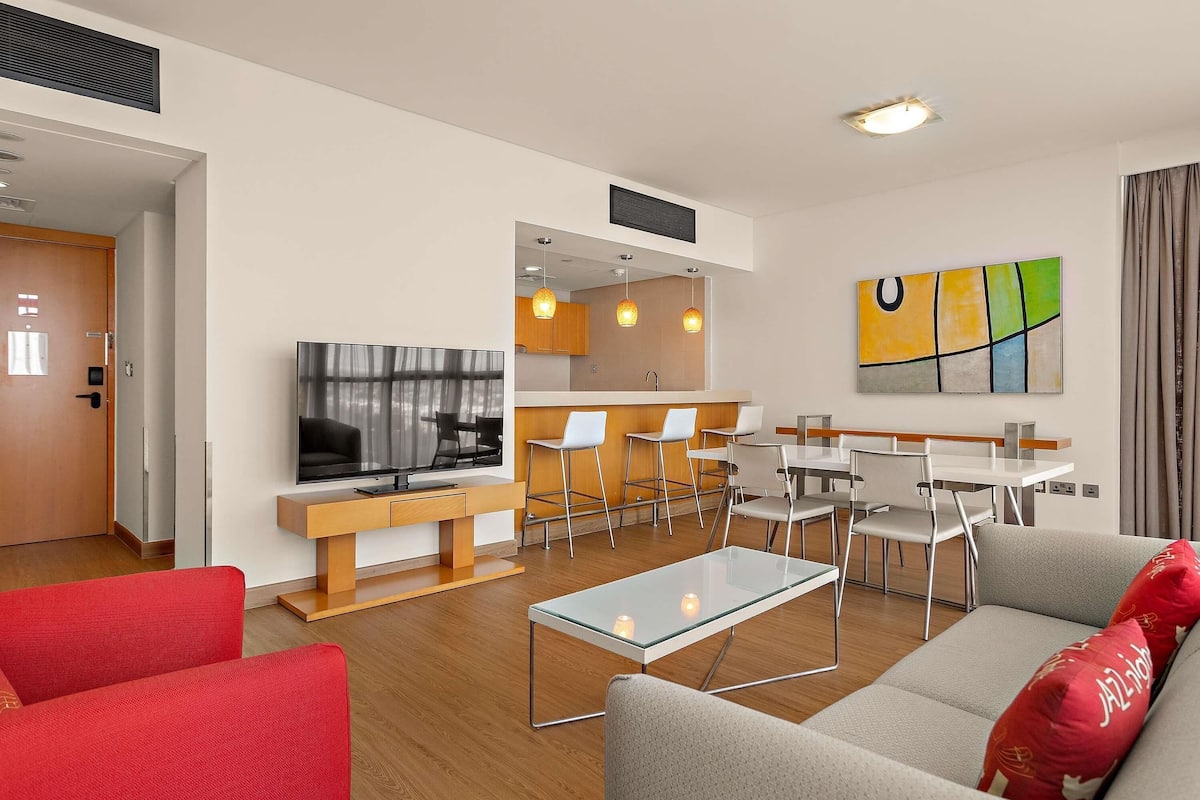 Bureau, rideaux occultants, Wi-Fi gratuit, draps fournis
