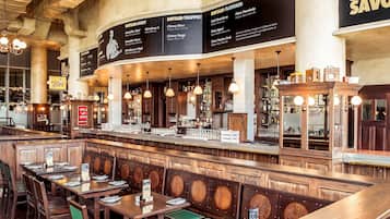 3 restaurantes; se sirve cocina asiática