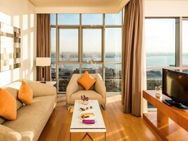 Apartment, 1 Bedroom | Desk, blackout drapes, free WiFi, bed sheets