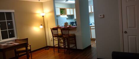 Suite, 1 King-Bett, Küche | Wohnbereich | Flachbildfernseher