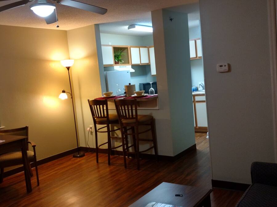 Suíte, 1 cama King, cozinha | Área de estar | TV de tela plana