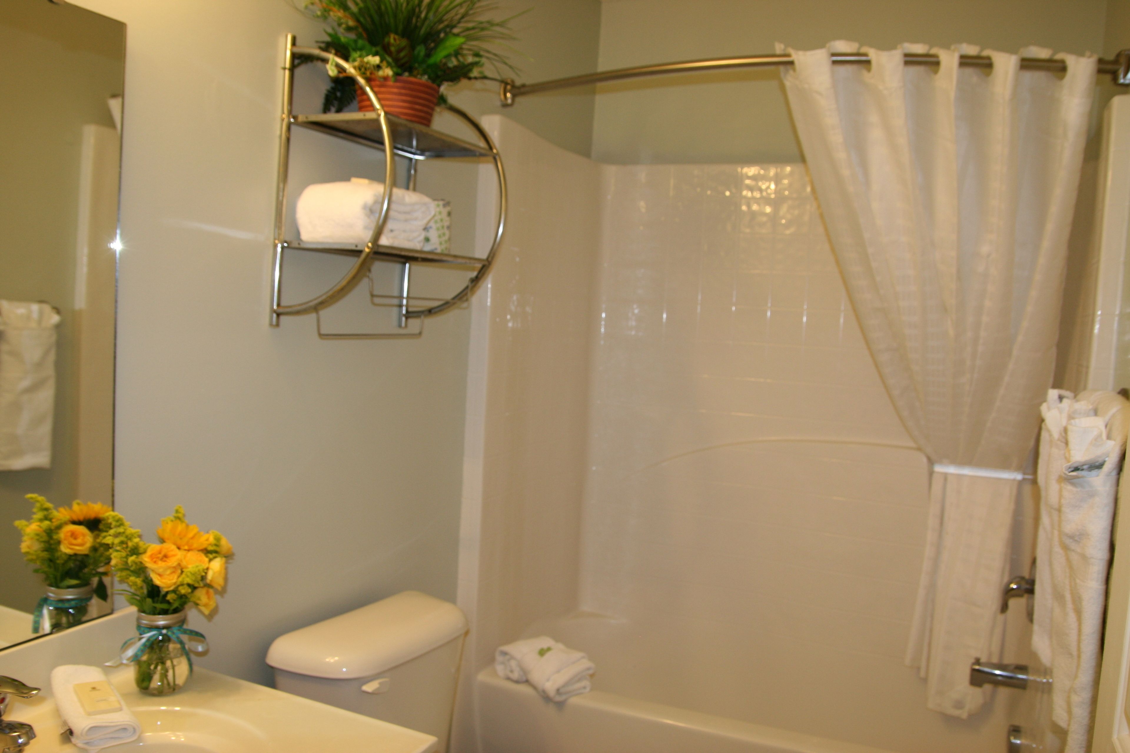 Combined shower/tub, towels, toilet paper