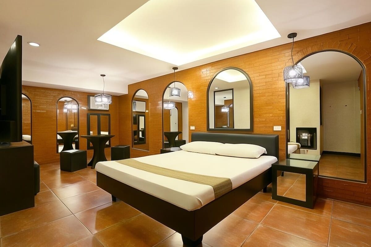 Minibar, desk, soundproofing, WiFi (free)