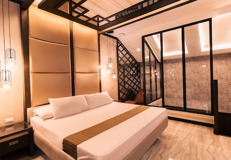 Minibar, decoración personalizada, muebles diferentes y escritorio . Hotel Ava Cuneta