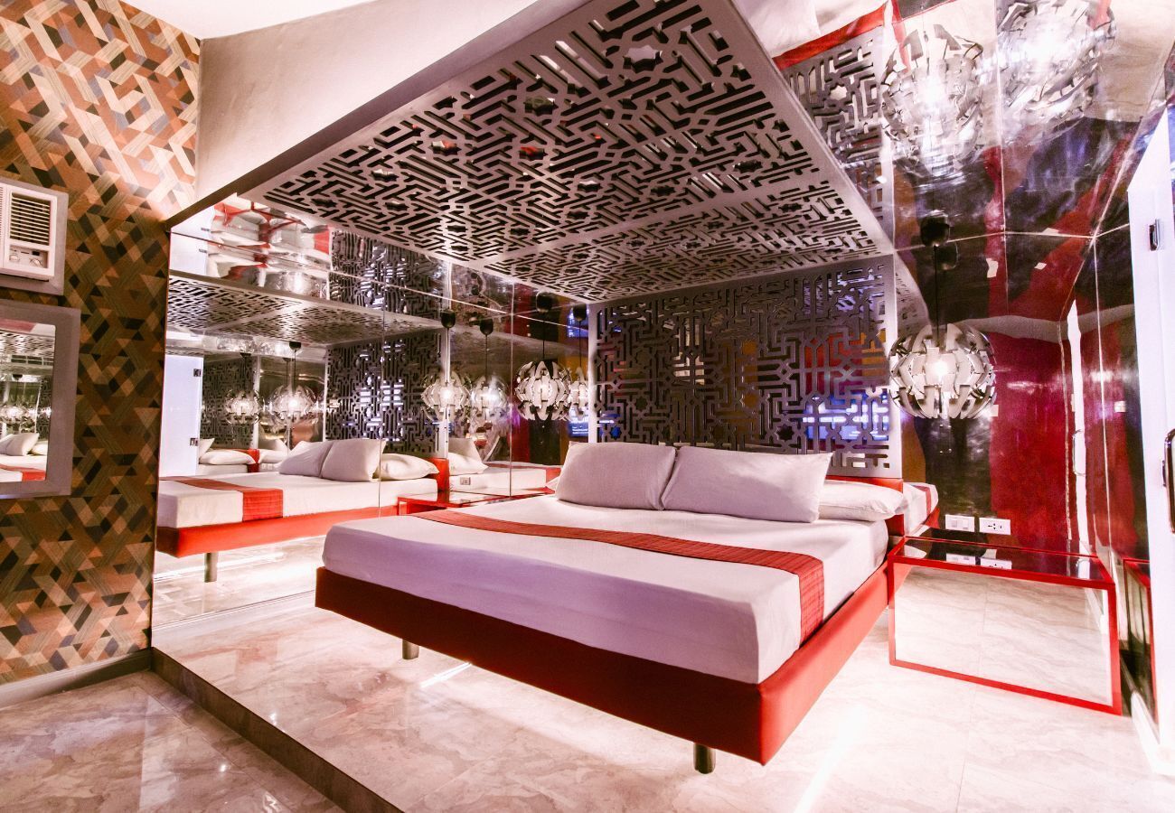 جناح - سرير كبير | ميني بار وبديكورات فريدة لكل غرفة وطراز فريد لكل وحدة ومكتب