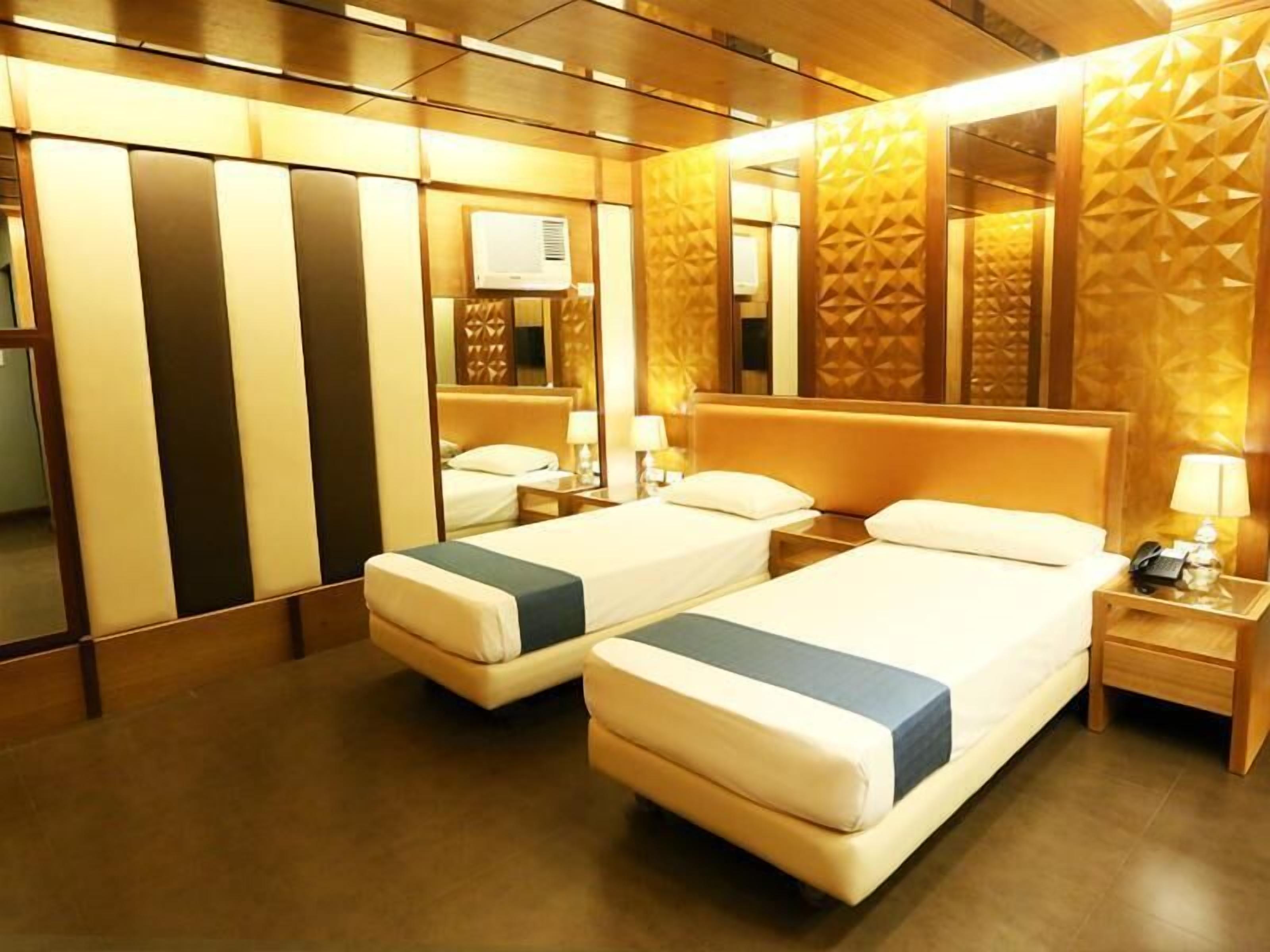 Minibar, individually decorated, individually furnished, desk