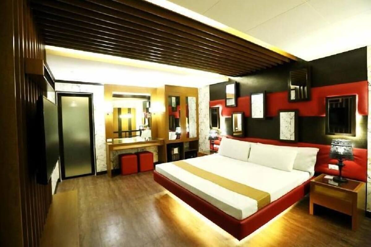 Minibar, individually decorated, individually furnished, desk