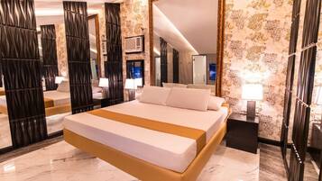 Minibar, decoración personalizada, muebles diferentes y escritorio
