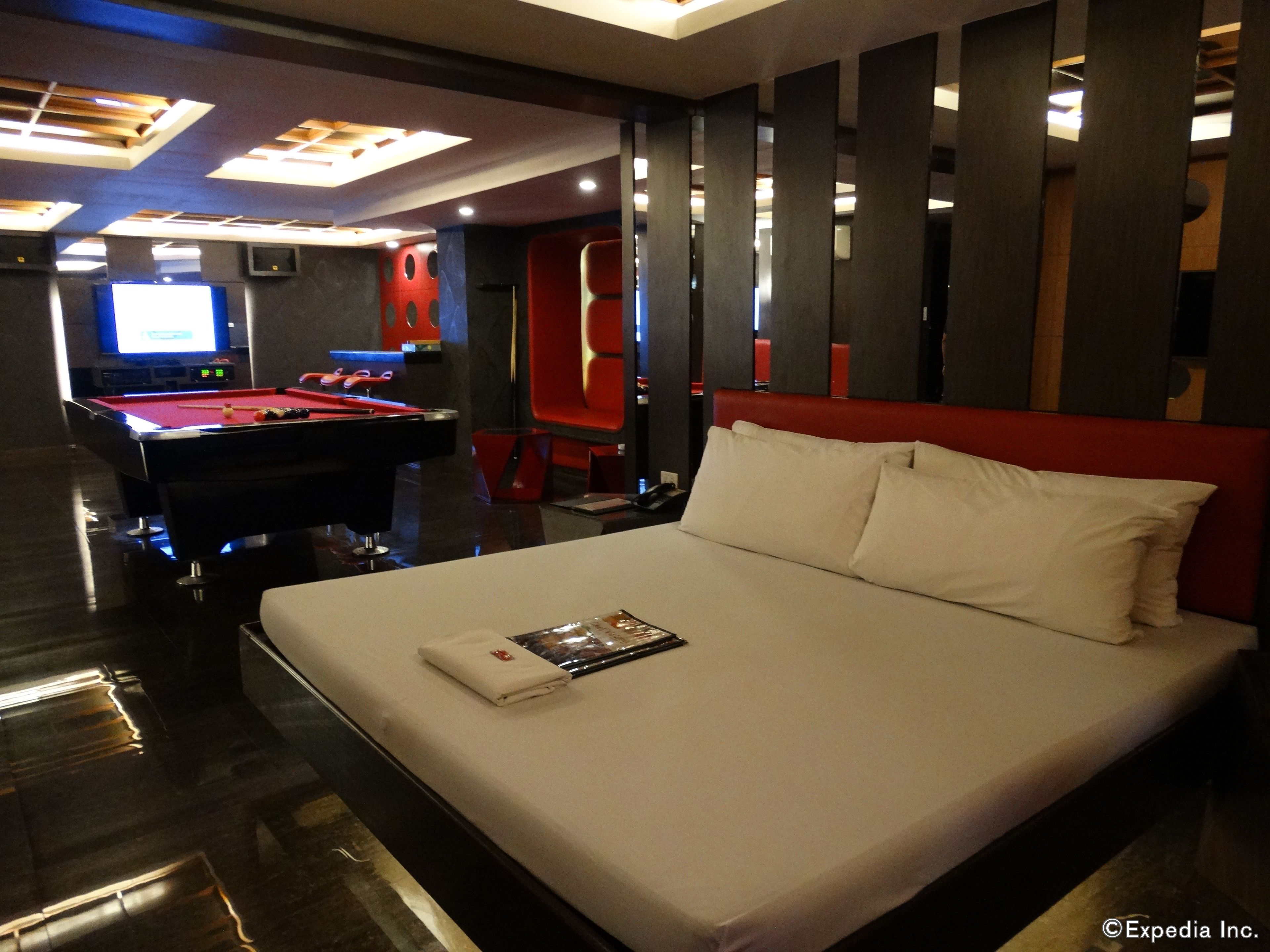 Minibar, decoración personalizada, muebles diferentes y escritorio 