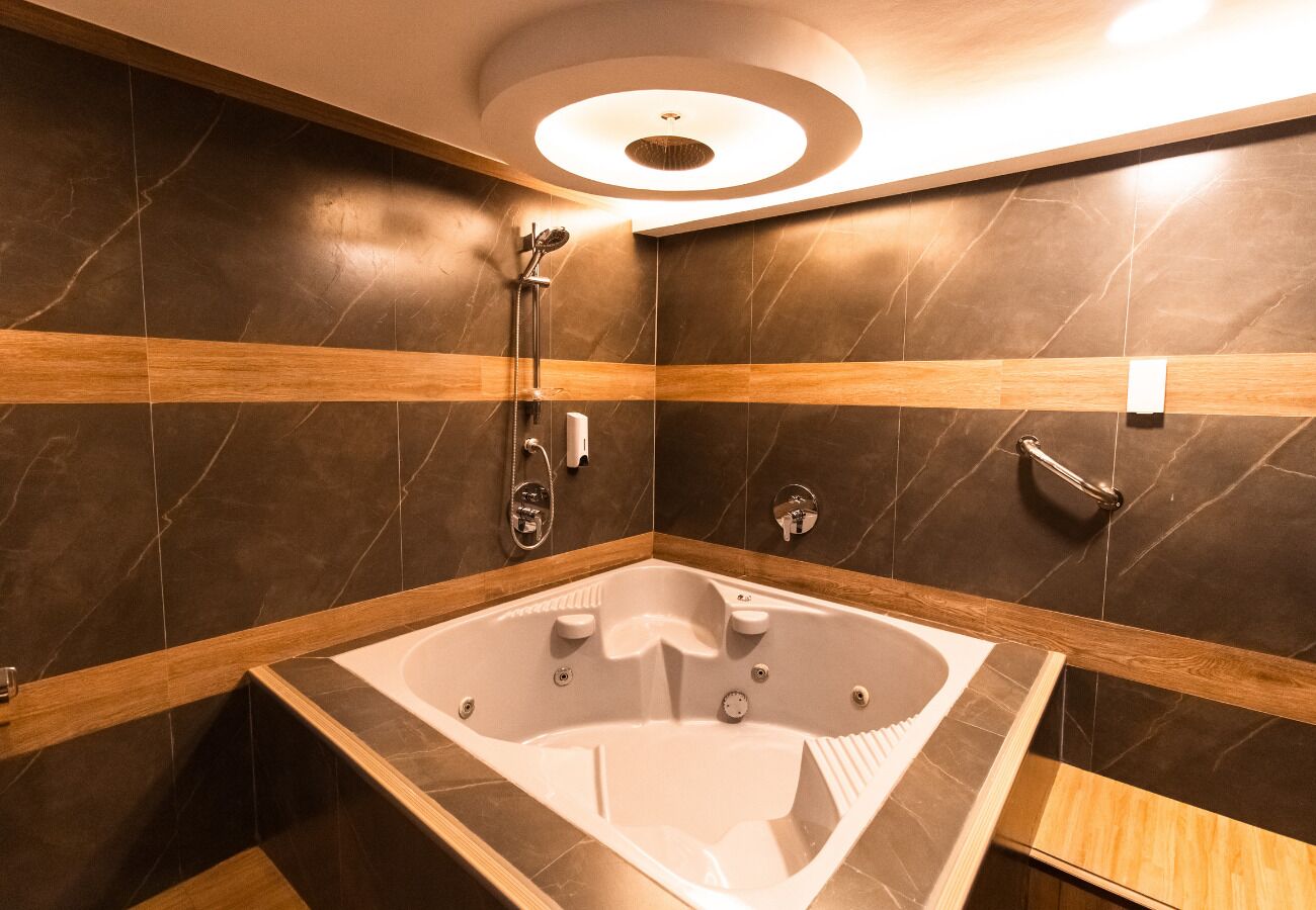 Suite, 1 queensize bed | Badkamer | Een douche, gratis toiletartikelen, een haardroger, pantoffels