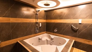 Suite, 1 queensize bed | Badkamer | Een douche, gratis toiletartikelen, een haardroger, pantoffels