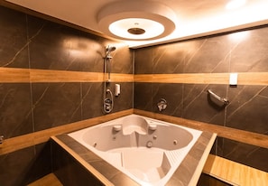 Suite, 1 Queen Bed | Bathroom | Shower, free toiletries, hair dryer, slippers - Hotel Ava Cuneta (Pasay)