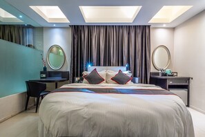 Deluxe Suite | Desk, free WiFi, bed sheets - Sun Boutique Hotel (Kuta)
