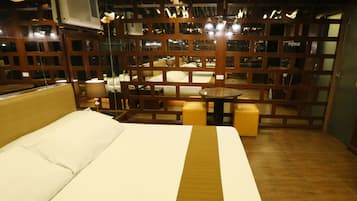 スイート クイーンベッド 1 台 | 1 室のベッドルーム、ミニバー、防音設備、WiFi (無料)
