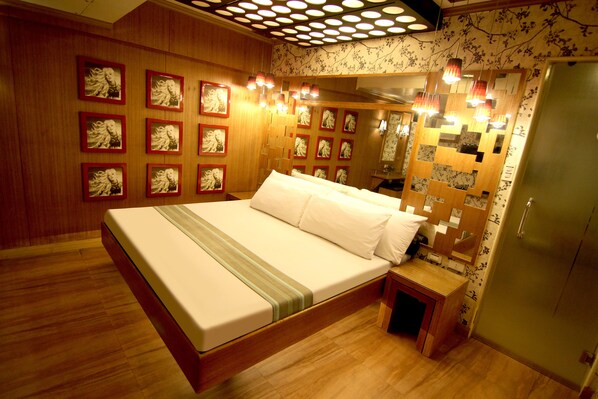 Suite, 1 Queen-Bett | 1 Schlafzimmer, Minibar, schallisolierte Zimmer, kostenloses WLAN