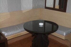 Deluxe Room, 1 Queen Bed | Room amenity