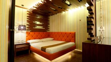 Standard Room, 1 Queen Bed (No Garage) | Minibar, soundproofing, free WiFi, bed sheets