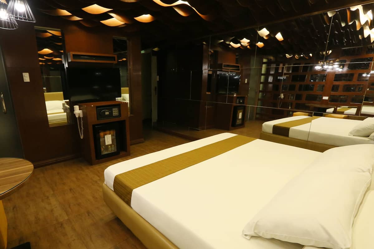 Minibar, soundproofing, WiFi (free), bed sheets
