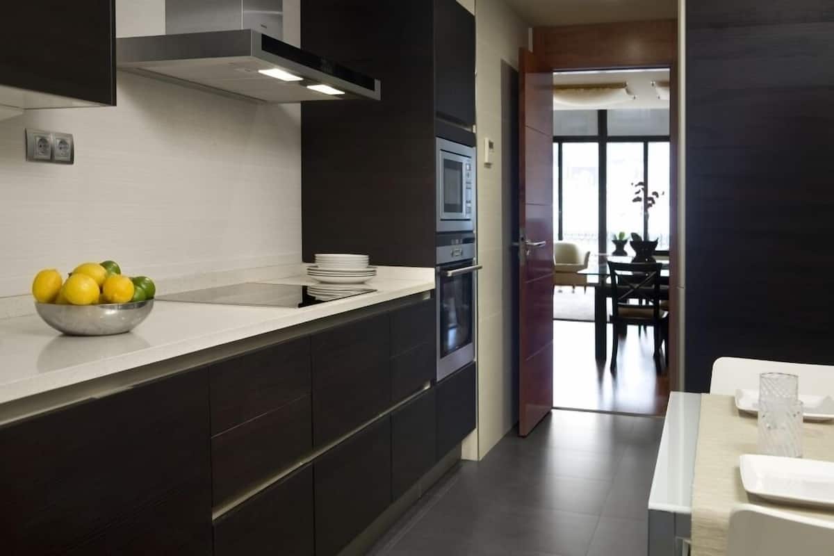 Full-sized fridge, microwave, stovetop, dishwasher