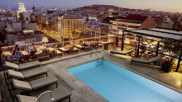 Una piscina al aire libre