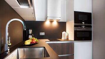 Superior Studio (Rue Berckmans n°19 -1060 Saint-Gilles) | Private kitchen | Full-size fridge, microwave, stovetop, dishwasher