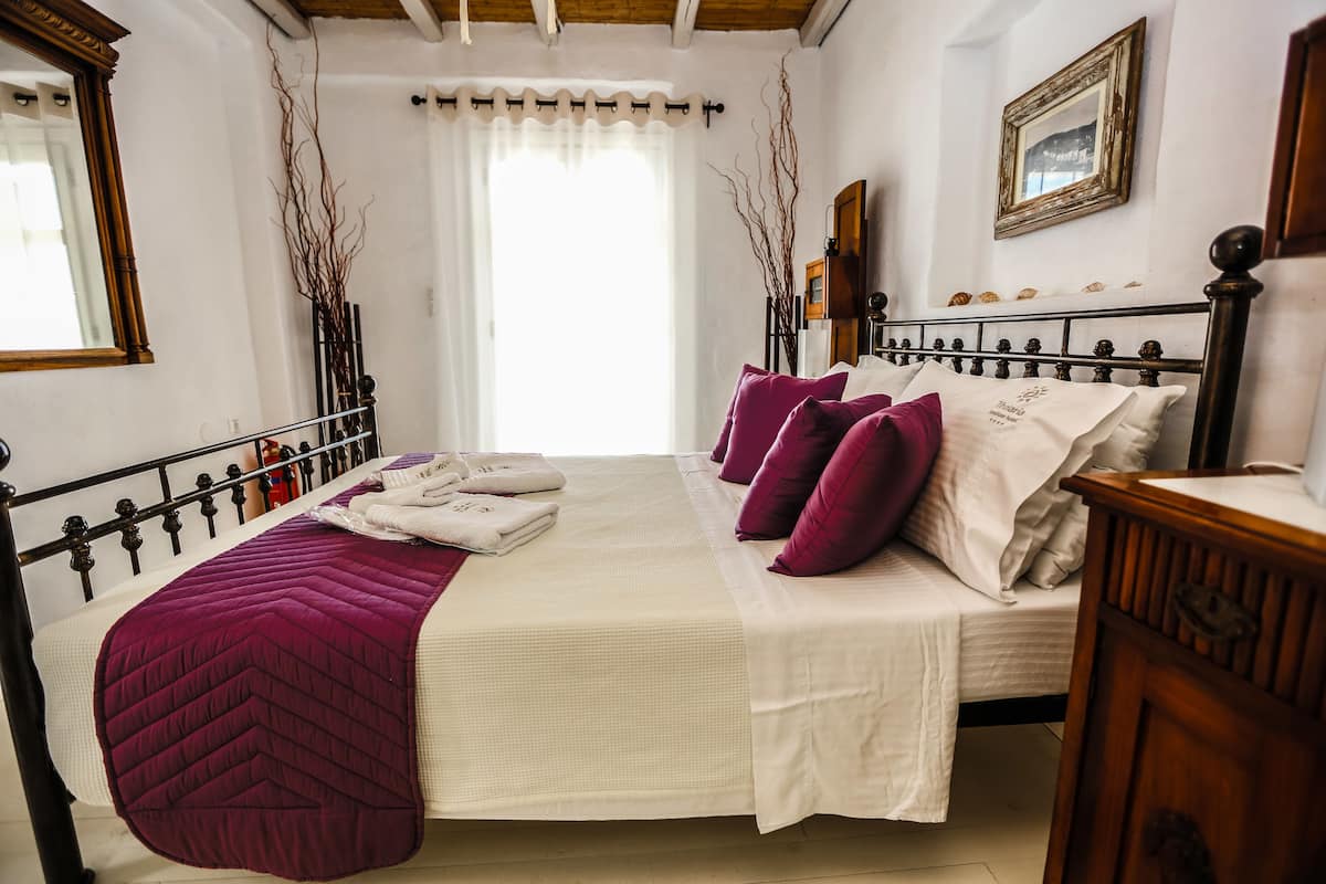 Ropa de cama de alta calidad y caja de seguridad en la habitación